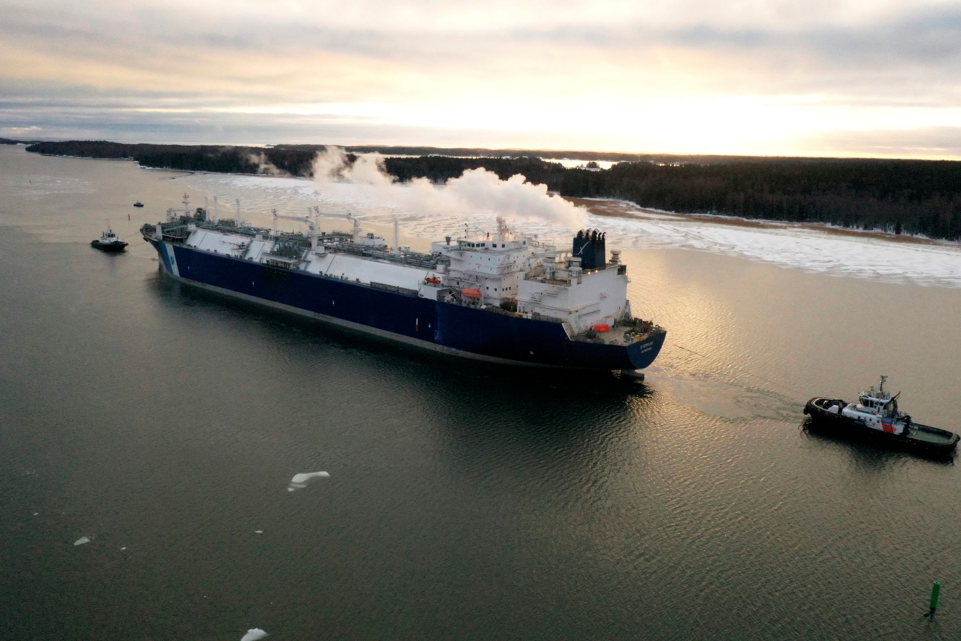 FSRU terminal ship anländer till Ingå