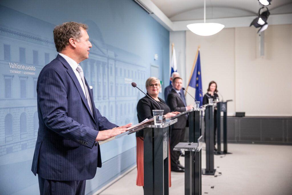 Bilder från undertecknandet den 20 maj 2022. Källa: Julian Puumalainen, Statsrådsberedningen. Från Steven Kobos, Annika Saarikko, Olli Sipilä