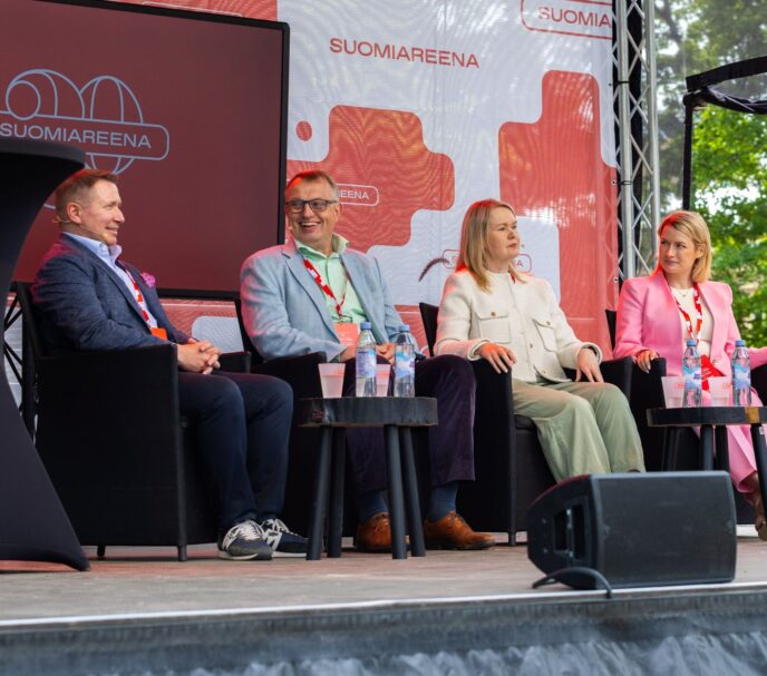 Onnenpyörän kysymyksiin SuomiAreenan lavalla vastasivat varatoimitusjohtaja Johanna Sipola Keskuskauppakamarista, toimitusjohtaja Jukka Leskelä Energiateollisuus ry:stä, kokoomuksen puoluesihteeri Maggie Keskinen sekä tilaisuuden isäntä, Gasgridin toimitusjohtaja Olli Sipilä. 