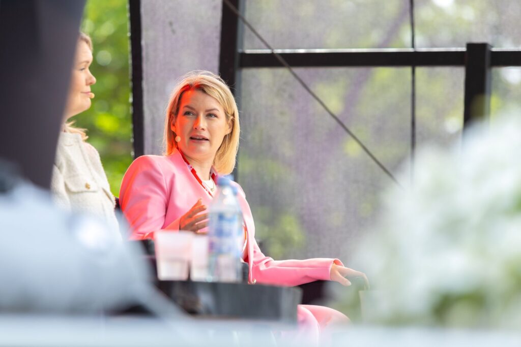 Kokoomuksen puoluesihteeri Maggie Keskinen puhumassa SuomiAreenan lavalla.