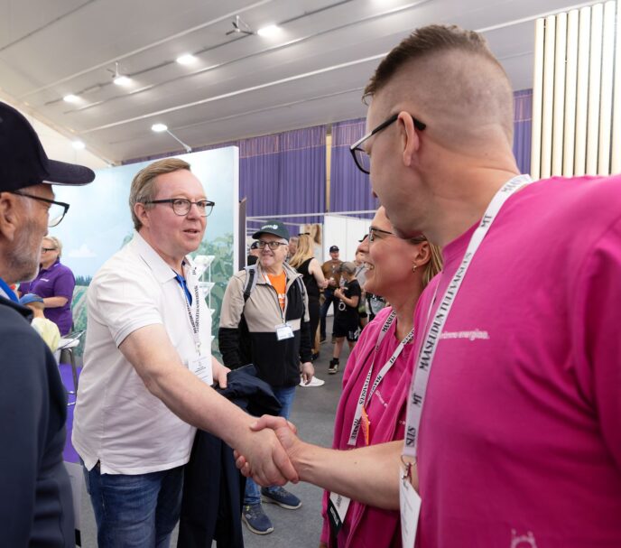 Kansanedustaja Mika Lintilä kättelemässä Gasgridin edustajaa Farmari-messuilla.