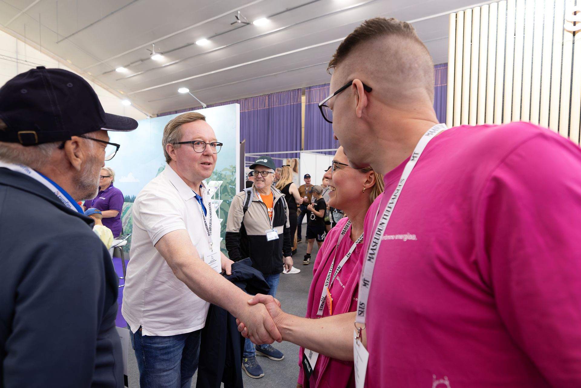 Kansanedustaja Mika Lintilä kättelemässä Gasgridin edustajaa Farmari-messuilla.