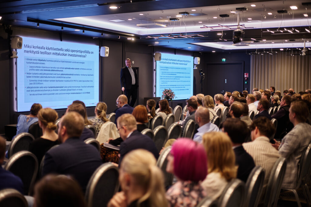Crowd and speaker Jani Nurmi at the Future of Gases event.