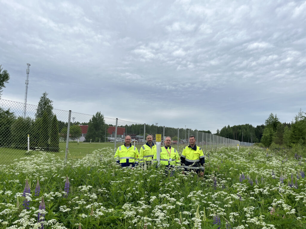 Kaasunsiirtoverkon käytönvalvonta- ja maankäyttötiimin jäseniä maakaasumerkintätolpan vieressä.