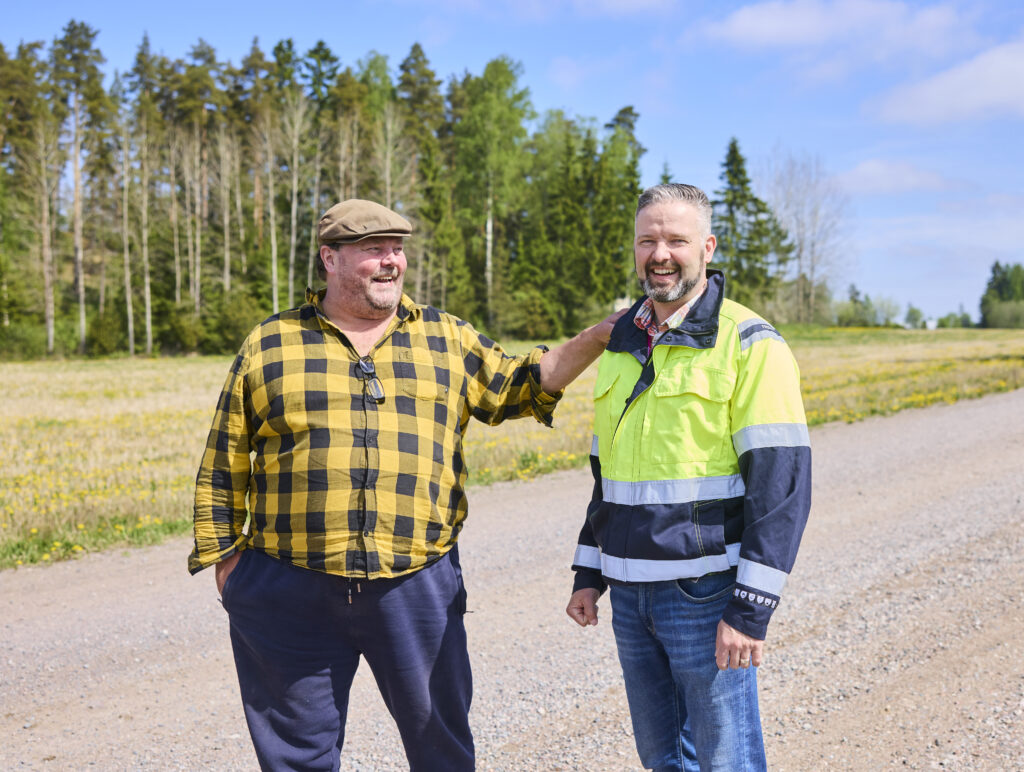 Farmer Aarno Lindfors’s and Gasgrid's Land Use Engineer Mikko Kaarlampi.