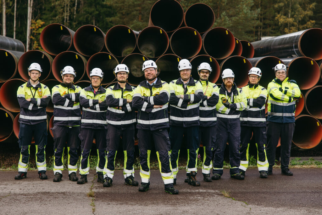 Gasgridin kunnossapitotiimi. Vasemmalta Arttu Kause, Toni Vuorio, Janne Lumme, Ilkka Pahkala, Juha Miettinen, Jukka Saarinummi, Ville Riikkula, Jani Hinkkanen, Jouni Lång ja Heikki Madetoja.