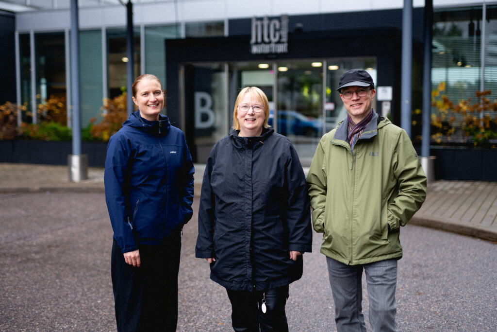 Kuvassa vastuullisuusasiantuntija Kaisa Manninen, vastuullisuusyksikön päällikkö Minna Tolonen ja laatupäällikkö Jari-Pekka Laihonen.