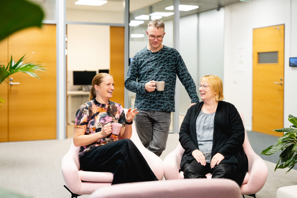 Minna Tolonen (oik.) ja Jari-Pekka Laihonen (keskellä) vastaavat uusien työntekijöiden kouluttamisesta vastuullisuusasioihin ja politiikkoihin. Kaisa Mannisen (vas.) vastuulle kuuluvat luonnon monimuotoisuuteen liittyvät asiat, joihin kiinnitetään erityistä huomiota. 